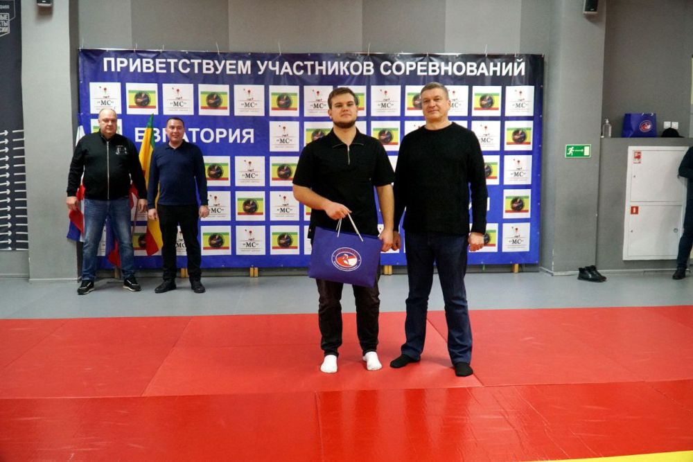 Александр Юрьев: Сегодня лучшие по итогам 2024 года спортсмены Федерации дзюдо и самбо городского округа Евпатория и секции бокса МБУ «Дворец спорта им. Ю.А. Гагарина» получили спортивную форму от общества спортивных... Александр Юрьев: Сегодня лучшие по итогам 2024 года спортсмены Федерации дзюдо и самбо городского округа Евпатория и секции бокса МБУ «Дворец спорта им. Ю.А. Гагарина» получили спортивную форму от общества спортивных...