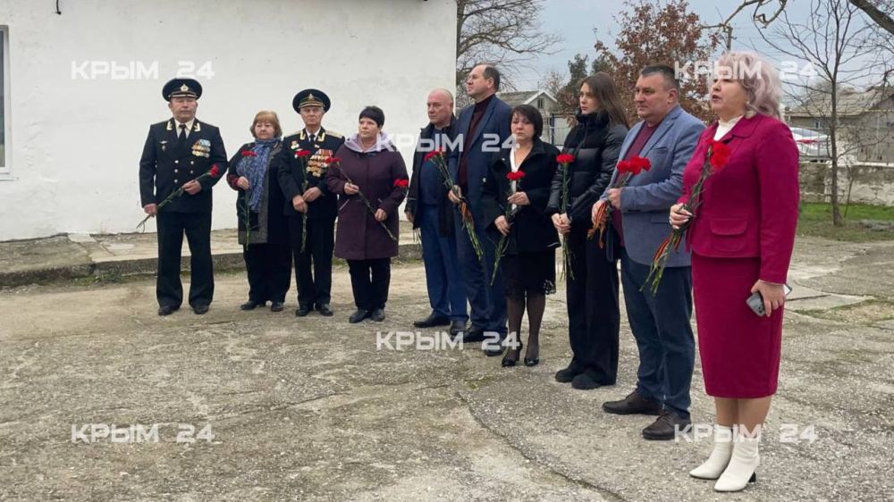 В Михайловской средней школе Сакского района открыли парту героя В Михайловской средней школе Сакского района открыли парту героя