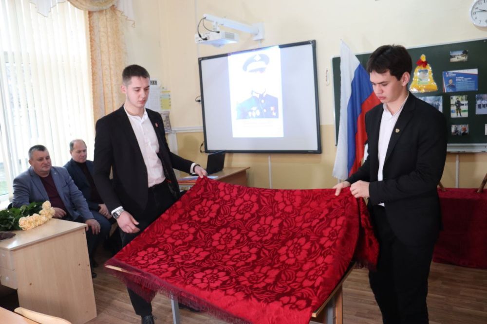Владислав Хаджиев: Гордимся!. В Михайловской средней школе имени Героя Российской Федерации Турубары В.А. состоялось памятное мероприятие- открытие «Парты Героя». Посвященное погибшему участнику СВО, Герою Российской... Владислав Хаджиев: Гордимся!. В Михайловской средней школе имени Героя Российской Федерации Турубары В.А. состоялось памятное мероприятие- открытие «Парты Героя». Посвященное погибшему участнику СВО, Герою Российской...