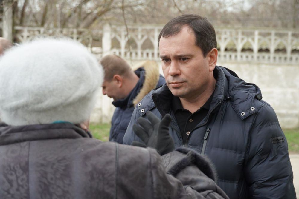 Под руководством главы администрации Керчи Олега КАТОРГИНА обсуждение с керчанами предстоящих работ по благоустройству их придомовых территорий Керчи сегодня прошло по ул. Розы Люксембург, 28, ул. 2-й Пятилетки, 6 Под руководством главы администрации Керчи Олега КАТОРГИНА обсуждение с керчанами предстоящих работ по благоустройству их придомовых территорий Керчи сегодня прошло по ул. Розы Люксембург, 28, ул. 2-й Пятилетки, 6