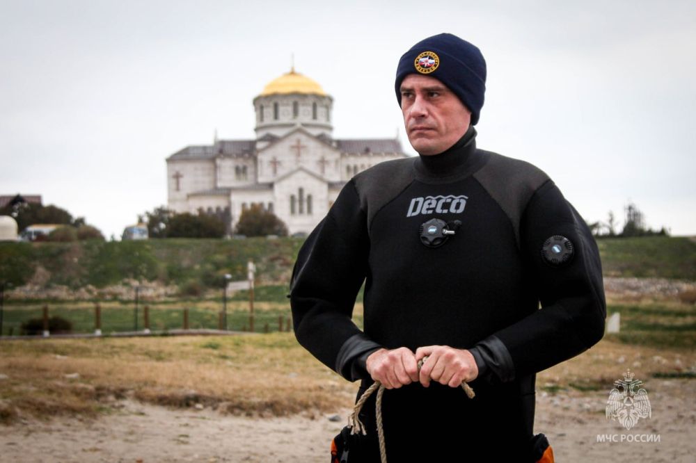 В канун Крещения водолазы МЧС России по Севастополю обследовали дно в местах предстоящих купаний В канун Крещения водолазы МЧС России по Севастополю обследовали дно в местах предстоящих купаний