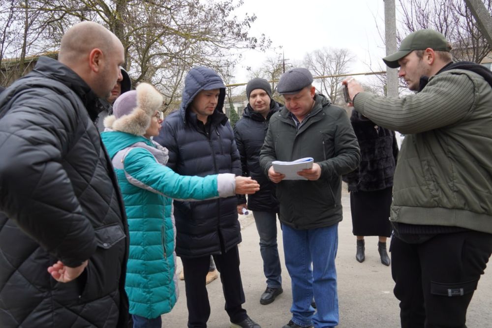 Под руководством главы администрации Керчи Олега КАТОРГИНА обсуждение с керчанами предстоящих работ по благоустройству их придомовых территорий Керчи сегодня прошло по ул. Розы Люксембург, 28, ул. 2-й Пятилетки, 6 Под руководством главы администрации Керчи Олега КАТОРГИНА обсуждение с керчанами предстоящих работ по благоустройству их придомовых территорий Керчи сегодня прошло по ул. Розы Люксембург, 28, ул. 2-й Пятилетки, 6