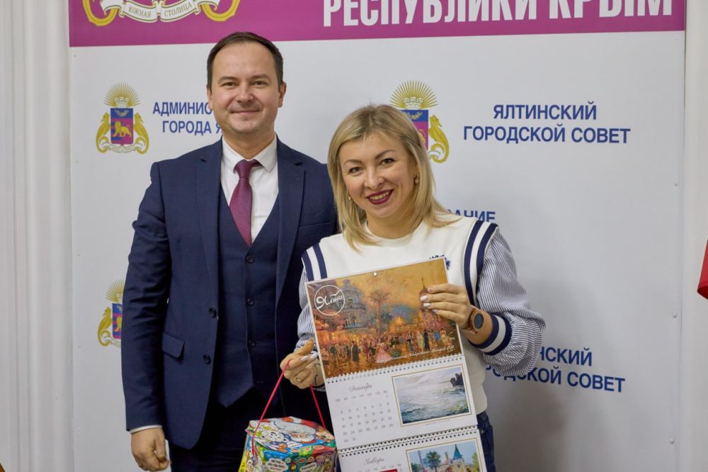 Победителям конкурса вручили настенный календарь Администрации Ялты Победителям конкурса вручили настенный календарь Администрации Ялты