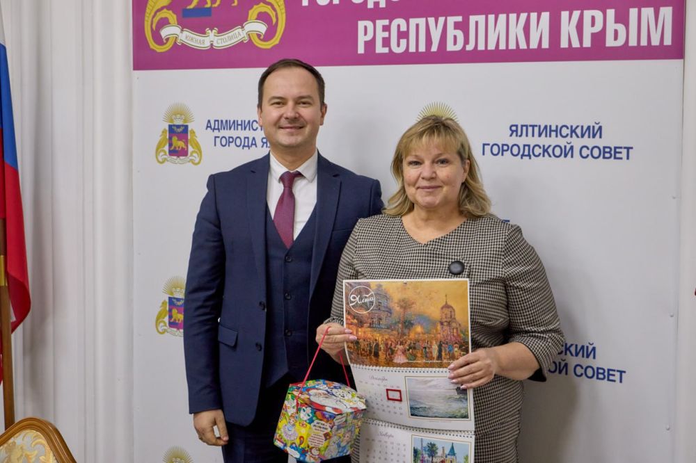 Победителям конкурса вручили настенный календарь Администрации Ялты Победителям конкурса вручили настенный календарь Администрации Ялты