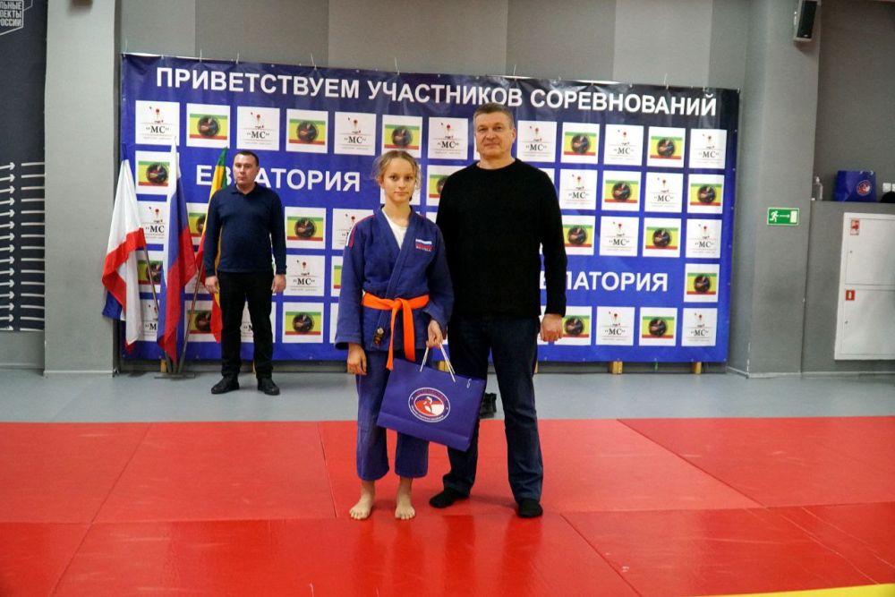 Александр Юрьев: Сегодня лучшие по итогам 2024 года спортсмены Федерации дзюдо и самбо городского округа Евпатория и секции бокса МБУ «Дворец спорта им. Ю.А. Гагарина» получили спортивную форму от общества спортивных... Александр Юрьев: Сегодня лучшие по итогам 2024 года спортсмены Федерации дзюдо и самбо городского округа Евпатория и секции бокса МБУ «Дворец спорта им. Ю.А. Гагарина» получили спортивную форму от общества спортивных...