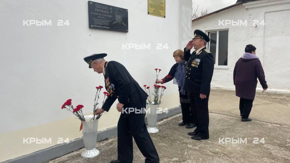 В Михайловской средней школе Сакского района открыли парту героя В Михайловской средней школе Сакского района открыли парту героя