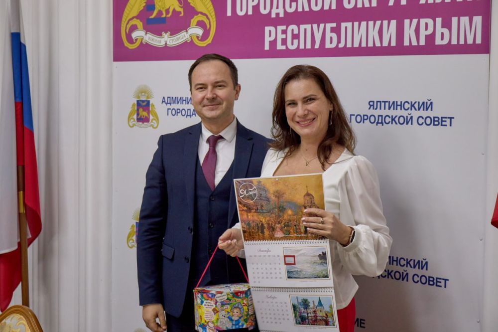 Победителям конкурса вручили настенный календарь Администрации Ялты Победителям конкурса вручили настенный календарь Администрации Ялты