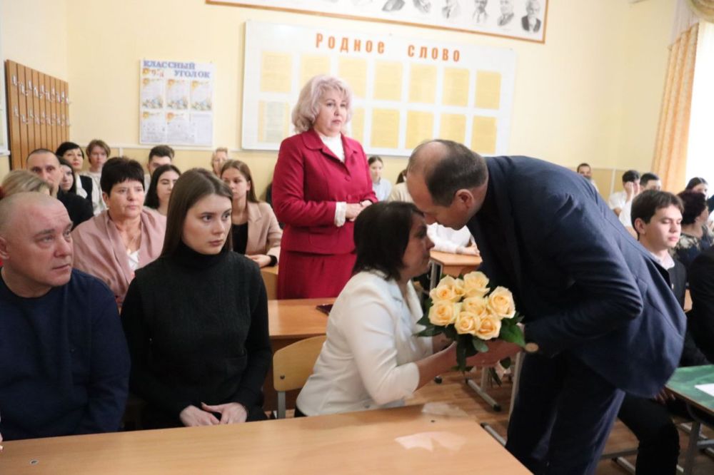 Владислав Хаджиев: Гордимся!. В Михайловской средней школе имени Героя Российской Федерации Турубары В.А. состоялось памятное мероприятие- открытие «Парты Героя». Посвященное погибшему участнику СВО, Герою Российской... Владислав Хаджиев: Гордимся!. В Михайловской средней школе имени Героя Российской Федерации Турубары В.А. состоялось памятное мероприятие- открытие «Парты Героя». Посвященное погибшему участнику СВО, Герою Российской...