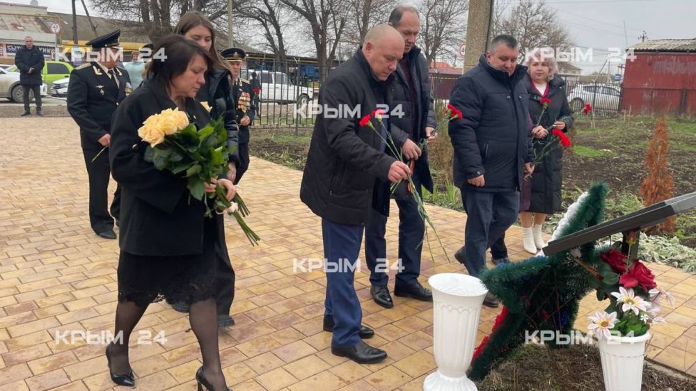 В Михайловской средней школе Сакского района открыли парту героя В Михайловской средней школе Сакского района открыли парту героя