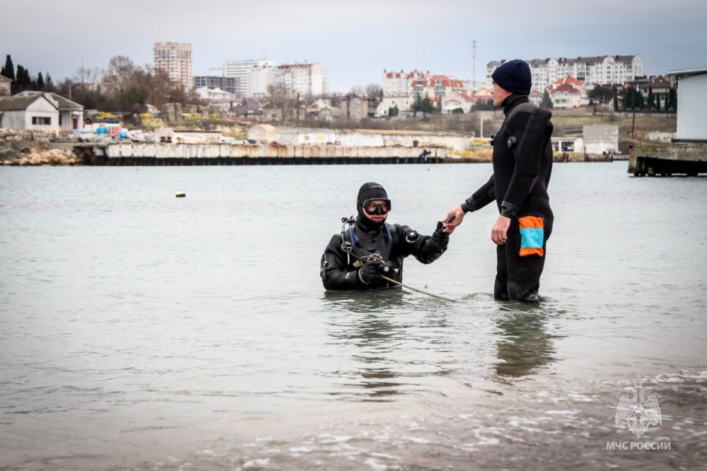 В канун Крещения водолазы МЧС России по Севастополю обследовали дно в местах предстоящих купаний В канун Крещения водолазы МЧС России по Севастополю обследовали дно в местах предстоящих купаний