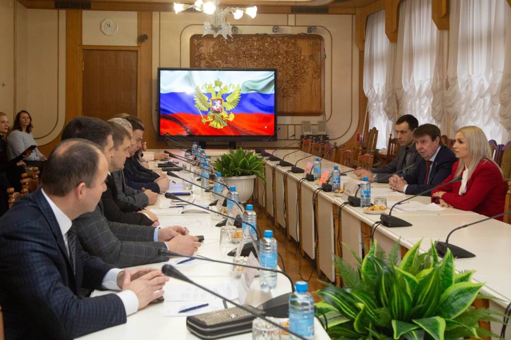 В Симферополе состоялось торжественное мероприятие, посвящённое 371-й годовщине Переяславской рады, в котором приняли участие первые заместители главы крымского парламента Сергей Цеков и Андрей Козырев, заместитель... В Симферополе состоялось торжественное мероприятие, посвящённое 371-й годовщине Переяславской рады, в котором приняли участие первые заместители главы крымского парламента Сергей Цеков и Андрей Козырев, заместитель...