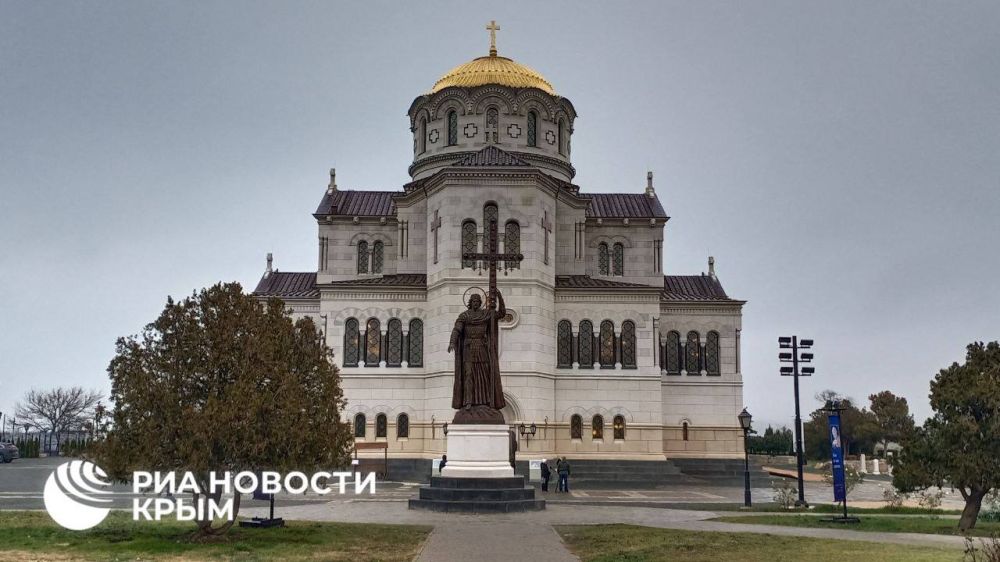 Божественная литургия проходит в Крещенский Сочельник в Свято-Владимирском соборе Хеосонесского монастыря Божественная литургия проходит в Крещенский Сочельник в Свято-Владимирском соборе Хеосонесского монастыря