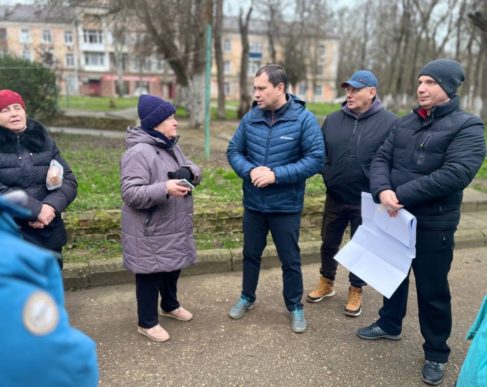 Глава администрации Керчи Олег КАТОРГИН встретился с жителями микрорайона Аршинцево, во дворах которых в ближайшее время начнутся работы по комплексному благоустройству: это ул. Парковая, 1,2, 3, 5, ул. Первых Космонавтов... Глава администрации Керчи Олег КАТОРГИН встретился с жителями микрорайона Аршинцево, во дворах которых в ближайшее время начнутся работы по комплексному благоустройству: это ул. Парковая, 1,2, 3, 5, ул. Первых Космонавтов...