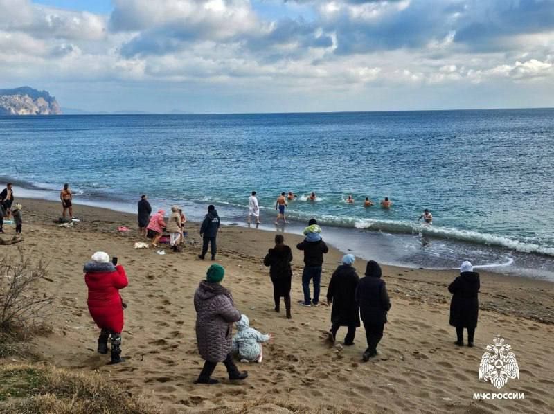 В Крыму около 4 тысяч человек совершили омовения в день Крещения Господня В Крыму около 4 тысяч человек совершили омовения в день Крещения Господня