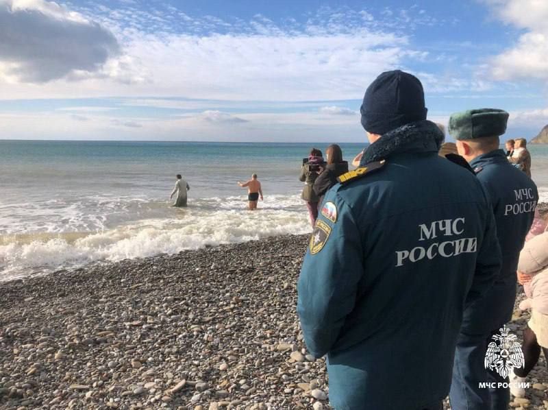В Крыму около 4 тысяч человек совершили омовения в день Крещения Господня В Крыму около 4 тысяч человек совершили омовения в день Крещения Господня