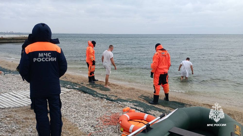 В Крыму около 4 тысяч человек совершили омовения в день Крещения Господня В Крыму около 4 тысяч человек совершили омовения в день Крещения Господня