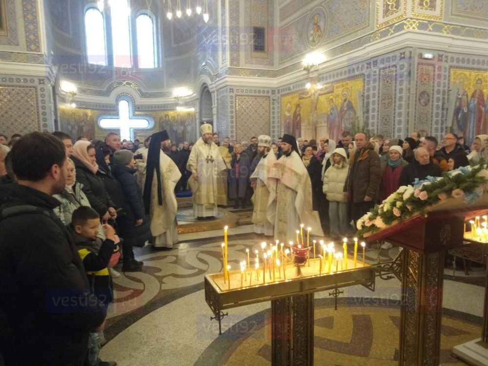 Божественная литургия в кафедральном Владимирском соборе в Херсонесе в христианский праздник Крещение Господне Божественная литургия в кафедральном Владимирском соборе в Херсонесе в христианский праздник Крещение Господне