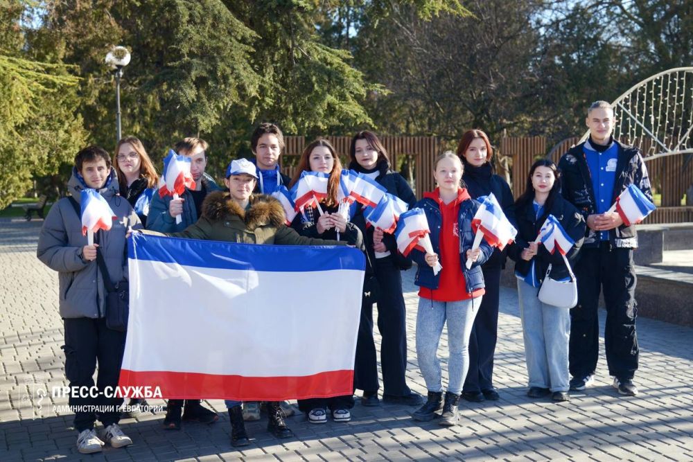 Крым в каждом сердце. Сегодня на полуострове отмечают День Республики Крым яркой и символичной акцией – жители и гости региона получили флажки с крымской символикой Крым в каждом сердце. Сегодня на полуострове отмечают День Республики Крым яркой и символичной акцией – жители и гости региона получили флажки с крымской символикой