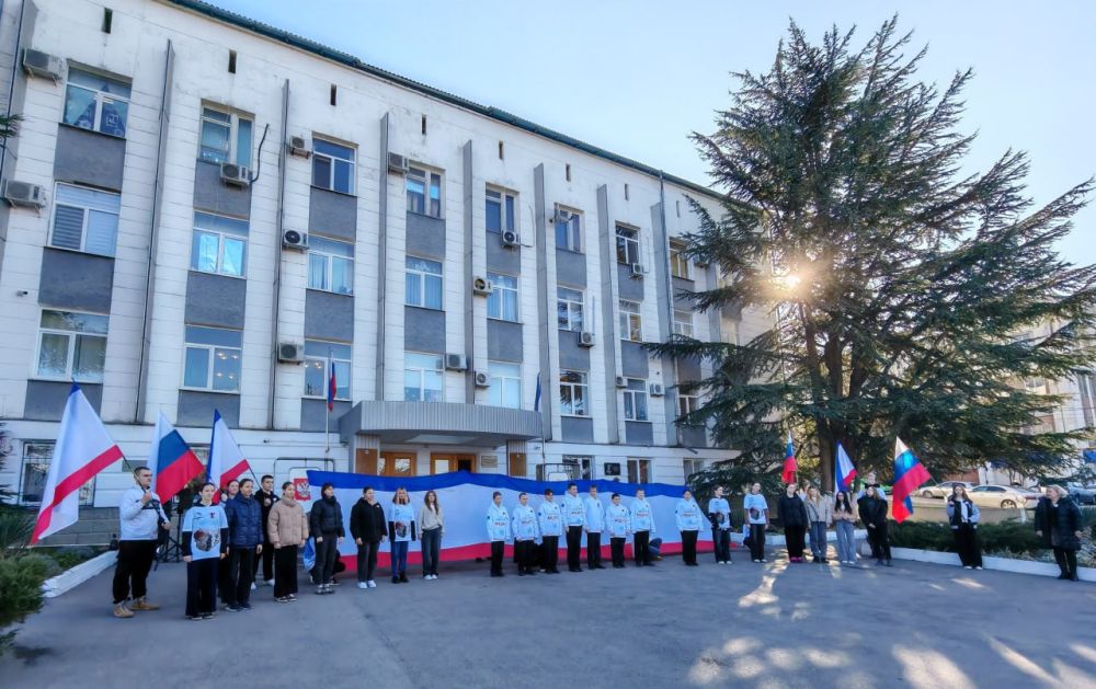 Ольга Урайкина: Сегодня перед зданием администрации Бахчисарайского района состоялся торжественный флешмоб, посвящённый Дню Республики Крым Ольга Урайкина: Сегодня перед зданием администрации Бахчисарайского района состоялся торжественный флешмоб, посвящённый Дню Республики Крым