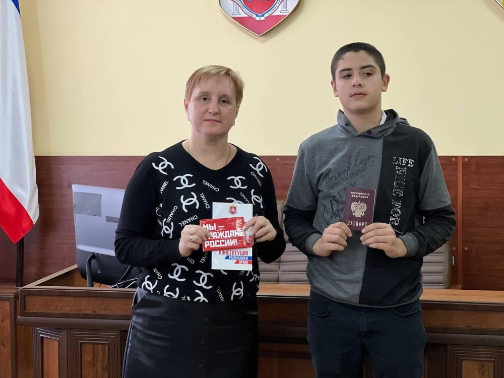 Сегодня, в День Республики Крым, по уже сложившейся традиции, в администрации города состоялось торжественное вручение первых паспортов юным жителям Джанкоя Сегодня, в День Республики Крым, по уже сложившейся традиции, в администрации города состоялось торжественное вручение первых паспортов юным жителям Джанкоя