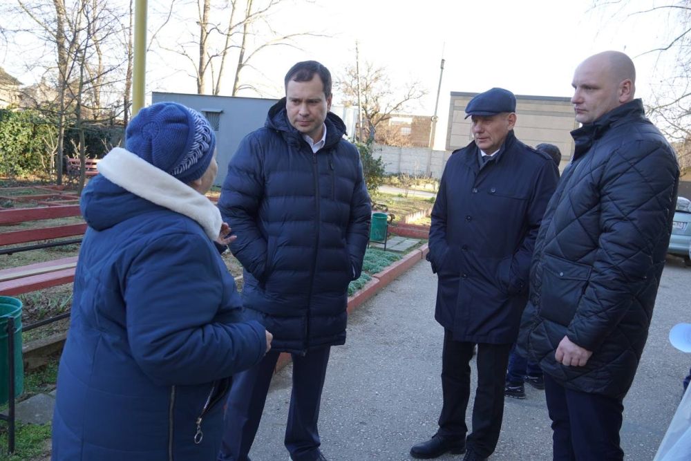 Обсуждение с керчанами предстоящих работ по благоустройству их придомовых территорий Керчи сегодня прошло по ул. Орджоникидзе, 124, 126, 114 и переулку Корабельному, 12 при участии главы муниципального образования Дениса... Обсуждение с керчанами предстоящих работ по благоустройству их придомовых территорий Керчи сегодня прошло по ул. Орджоникидзе, 124, 126, 114 и переулку Корабельному, 12 при участии главы муниципального образования Дениса...