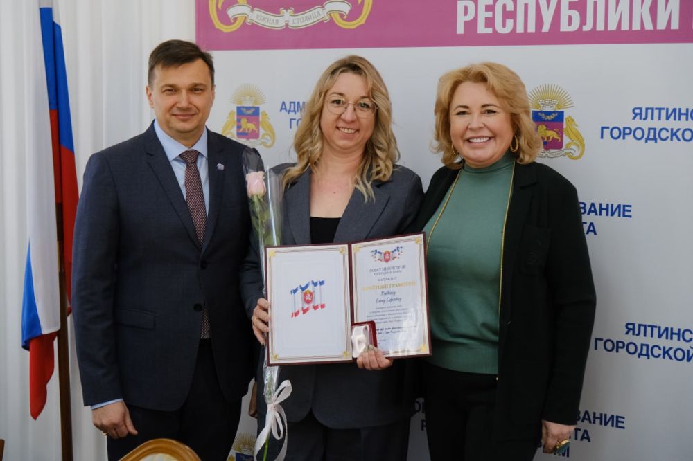 В День Республики в Ялте вручали первые паспорта и чествовали сотрудников администрации В День Республики в Ялте вручали первые паспорта и чествовали сотрудников администрации