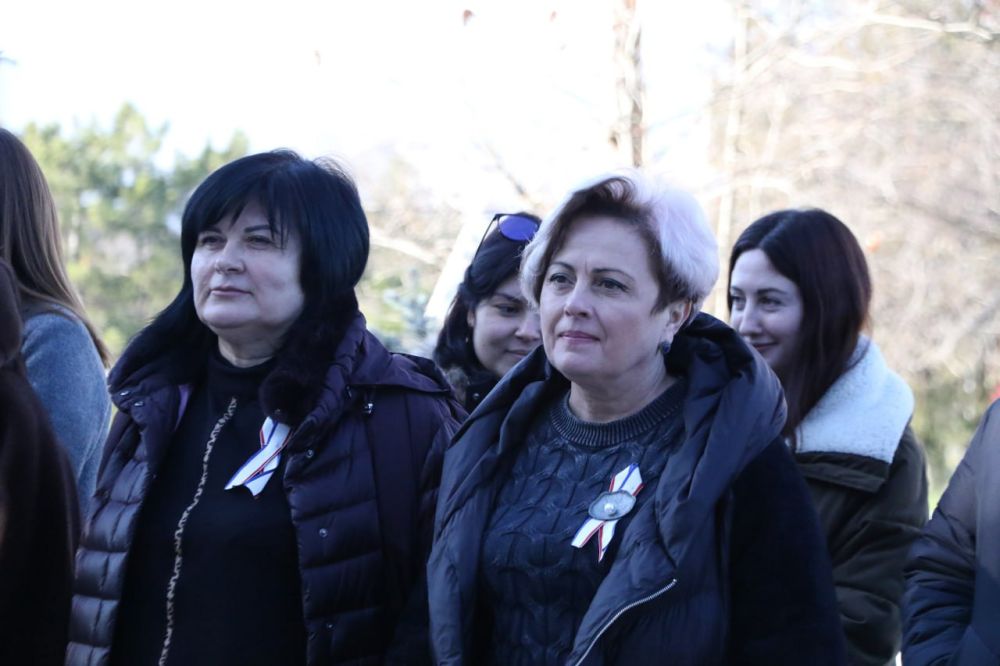 Ольга Урайкина: Сегодня перед зданием администрации Бахчисарайского района состоялся торжественный флешмоб, посвящённый Дню Республики Крым Ольга Урайкина: Сегодня перед зданием администрации Бахчисарайского района состоялся торжественный флешмоб, посвящённый Дню Республики Крым