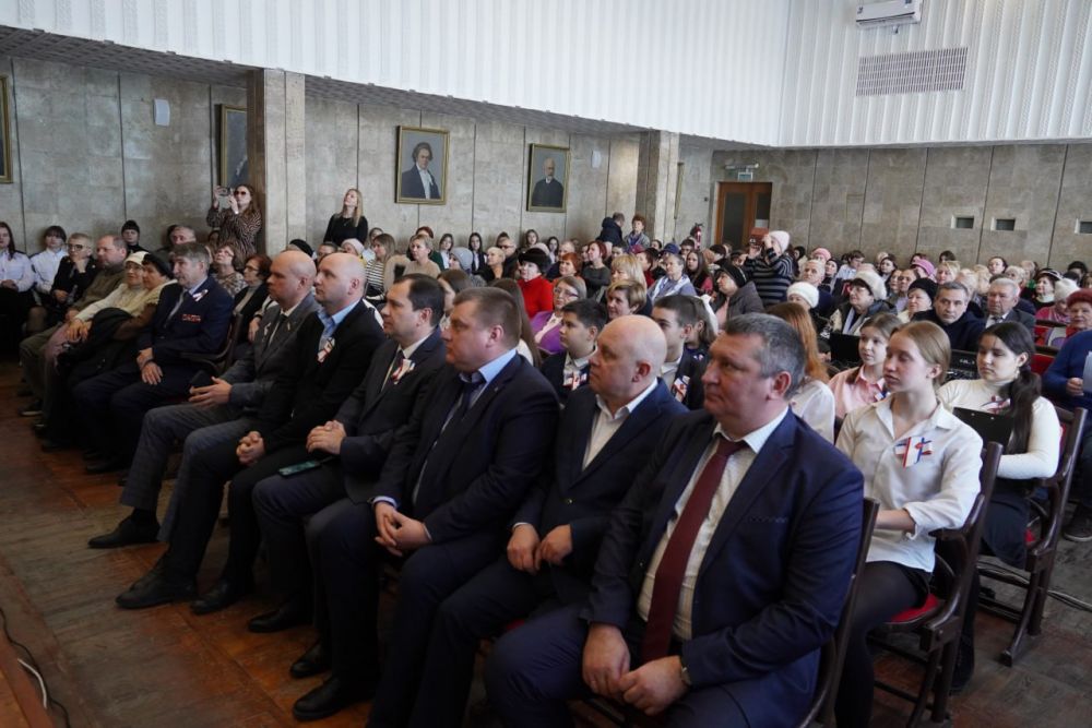 В Керчи прошло торжественное собрание, посвященное Дню Республики Крым, в котором приняли участие глава муниципального образования Денис КОЛЕСНИК, глава администрации Керчи Олег КАТОРГИН, депутат Государственного Совета РК... В Керчи прошло торжественное собрание, посвященное Дню Республики Крым, в котором приняли участие глава муниципального образования Денис КОЛЕСНИК, глава администрации Керчи Олег КАТОРГИН, депутат Государственного Совета РК...