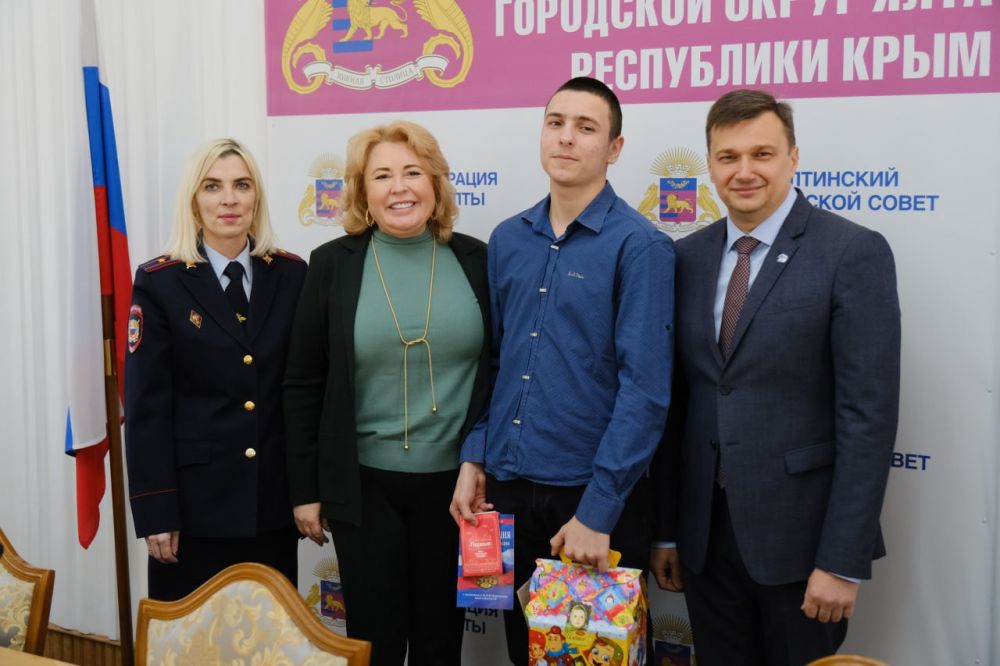 В День Республики в Ялте вручали первые паспорта и чествовали сотрудников администрации В День Республики в Ялте вручали первые паспорта и чествовали сотрудников администрации