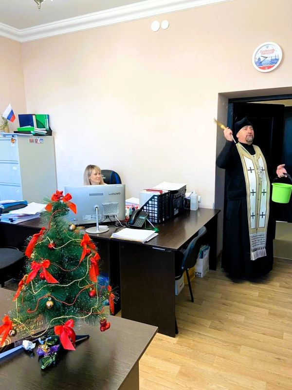 По традиции, в честь Крещения Господня, священники Бахчисарайского благочиния окропили здание городской администрации крещенской водой По традиции, в честь Крещения Господня, священники Бахчисарайского благочиния окропили здание городской администрации крещенской водой