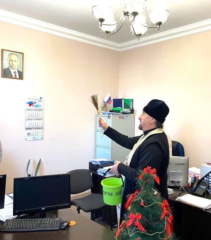 По традиции, в честь Крещения Господня, священники Бахчисарайского благочиния окропили здание городской администрации крещенской водой По традиции, в честь Крещения Господня, священники Бахчисарайского благочиния окропили здание городской администрации крещенской водой