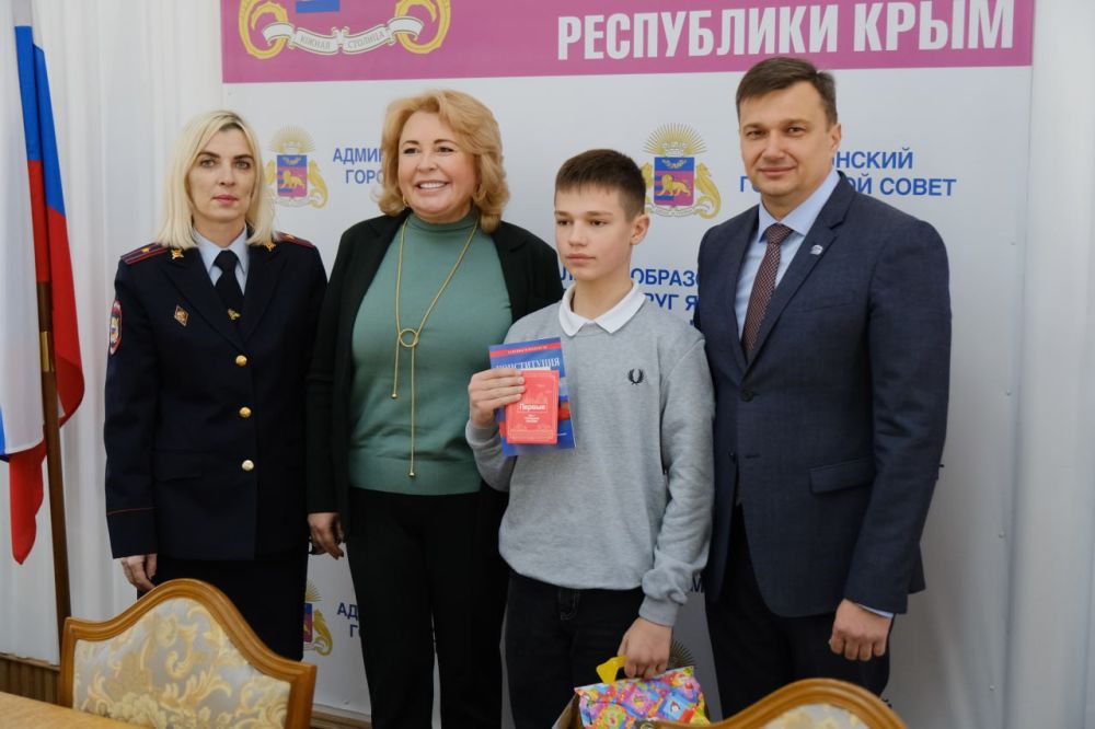 В День Республики в Ялте вручали первые паспорта и чествовали сотрудников администрации В День Республики в Ялте вручали первые паспорта и чествовали сотрудников администрации
