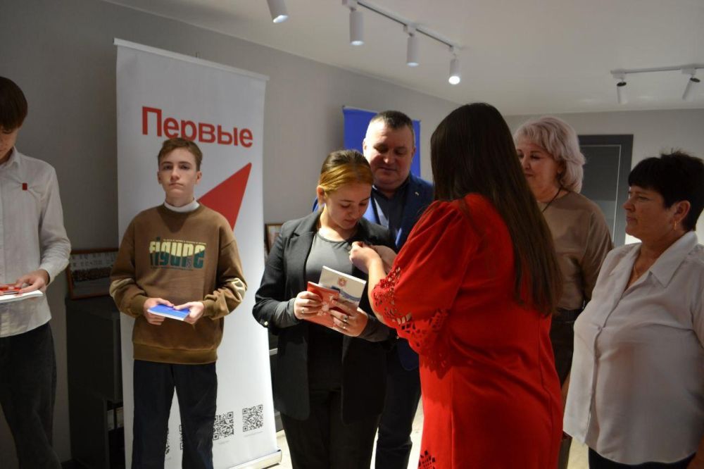 Первым Сакского района вручили паспорта в честь Дня Республики Крым Первым Сакского района вручили паспорта в честь Дня Республики Крым