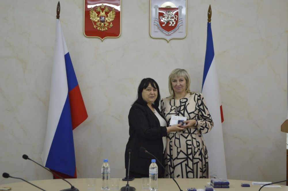 Валентина Лаврик: В День Республики Крым 48 педагогов крымских школ получили заслуженные знаки отличия, звания и нагрудные знаки от Министерства просвещения РФ Валентина Лаврик: В День Республики Крым 48 педагогов крымских школ получили заслуженные знаки отличия, звания и нагрудные знаки от Министерства просвещения РФ