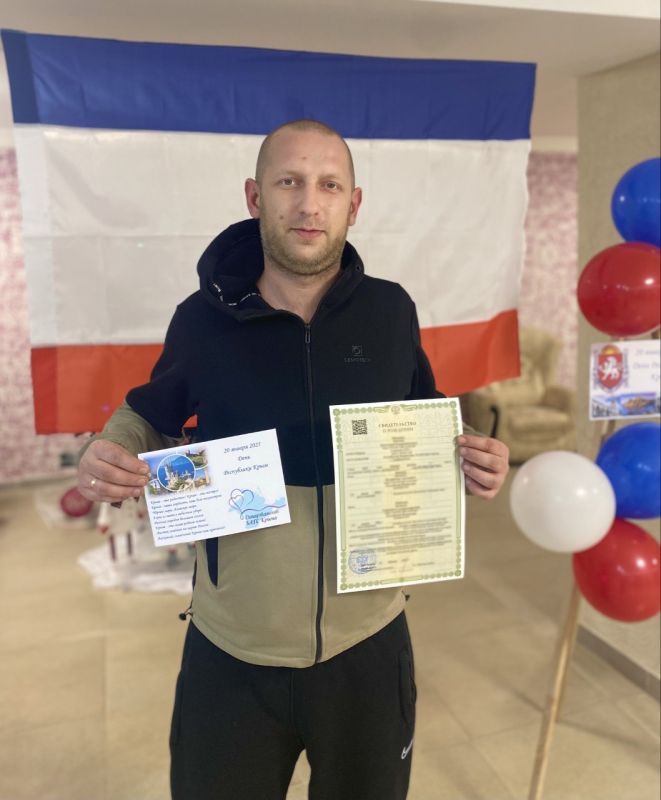 Симферопольский районный отдел ЗАГС торжественно вручал свидетельства о рождении, приурочив мероприятие ко Дню Республики Крым Симферопольский районный отдел ЗАГС торжественно вручал свидетельства о рождении, приурочив мероприятие ко Дню Республики Крым