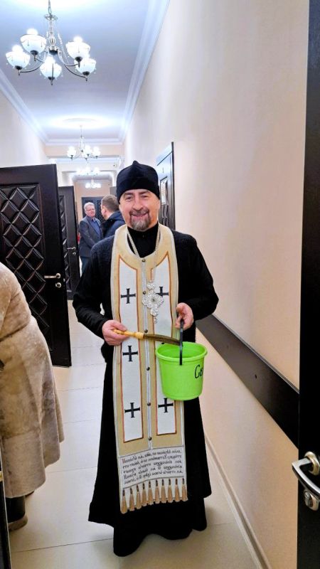 По традиции, в честь Крещения Господня, священники Бахчисарайского благочиния окропили здание городской администрации крещенской водой По традиции, в честь Крещения Господня, священники Бахчисарайского благочиния окропили здание городской администрации крещенской водой
