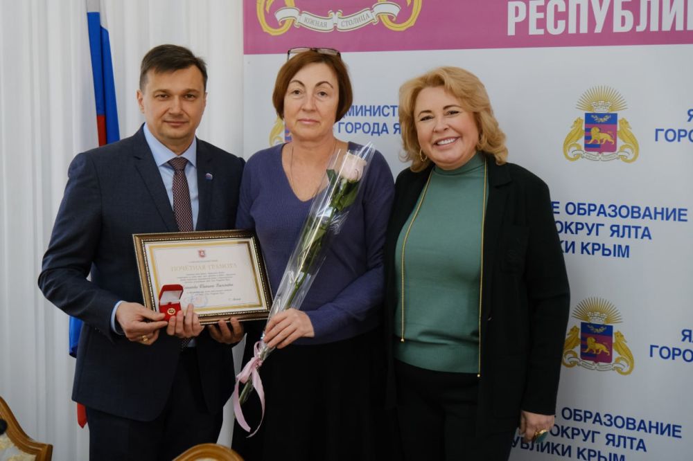 В День Республики в Ялте вручали первые паспорта и чествовали сотрудников администрации В День Республики в Ялте вручали первые паспорта и чествовали сотрудников администрации
