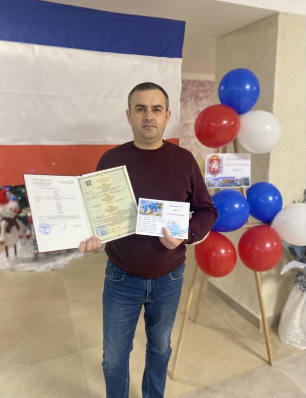 Симферопольский районный отдел ЗАГС торжественно вручал свидетельства о рождении, приурочив мероприятие ко Дню Республики Крым Симферопольский районный отдел ЗАГС торжественно вручал свидетельства о рождении, приурочив мероприятие ко Дню Республики Крым