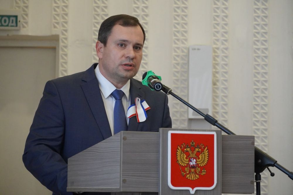 В Керчи прошло торжественное собрание, посвященное Дню Республики Крым, в котором приняли участие глава муниципального образования Денис КОЛЕСНИК, глава администрации Керчи Олег КАТОРГИН, депутат Государственного Совета РК... В Керчи прошло торжественное собрание, посвященное Дню Республики Крым, в котором приняли участие глава муниципального образования Денис КОЛЕСНИК, глава администрации Керчи Олег КАТОРГИН, депутат Государственного Совета РК...