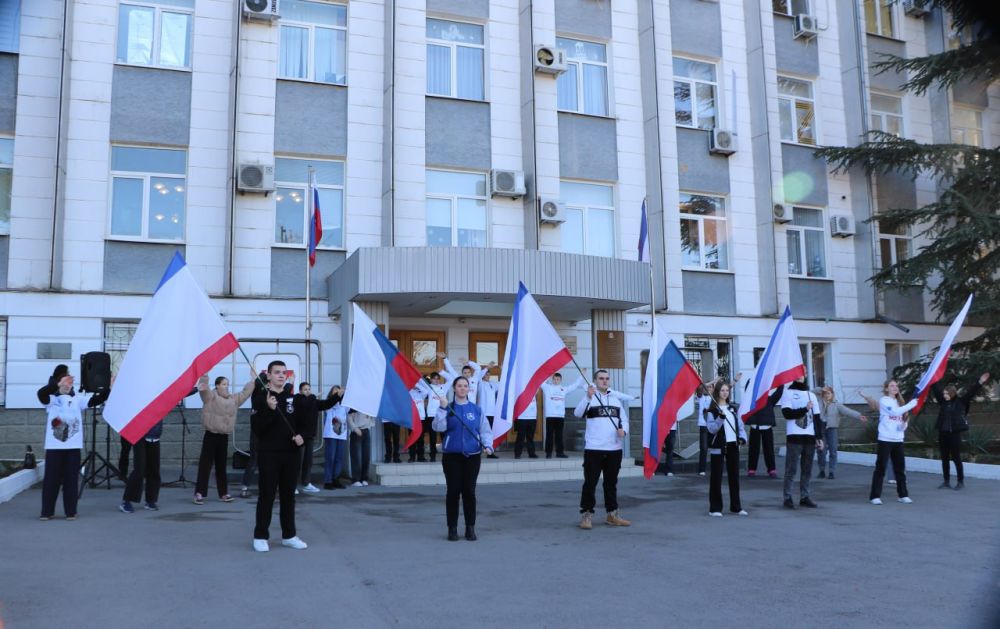 Ольга Урайкина: Сегодня перед зданием администрации Бахчисарайского района состоялся торжественный флешмоб, посвящённый Дню Республики Крым Ольга Урайкина: Сегодня перед зданием администрации Бахчисарайского района состоялся торжественный флешмоб, посвящённый Дню Республики Крым