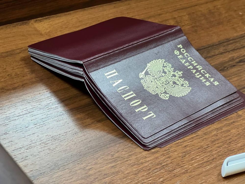 Сегодня, в День Республики Крым, по уже сложившейся традиции, в администрации города состоялось торжественное вручение первых паспортов юным жителям Джанкоя Сегодня, в День Республики Крым, по уже сложившейся традиции, в администрации города состоялось торжественное вручение первых паспортов юным жителям Джанкоя