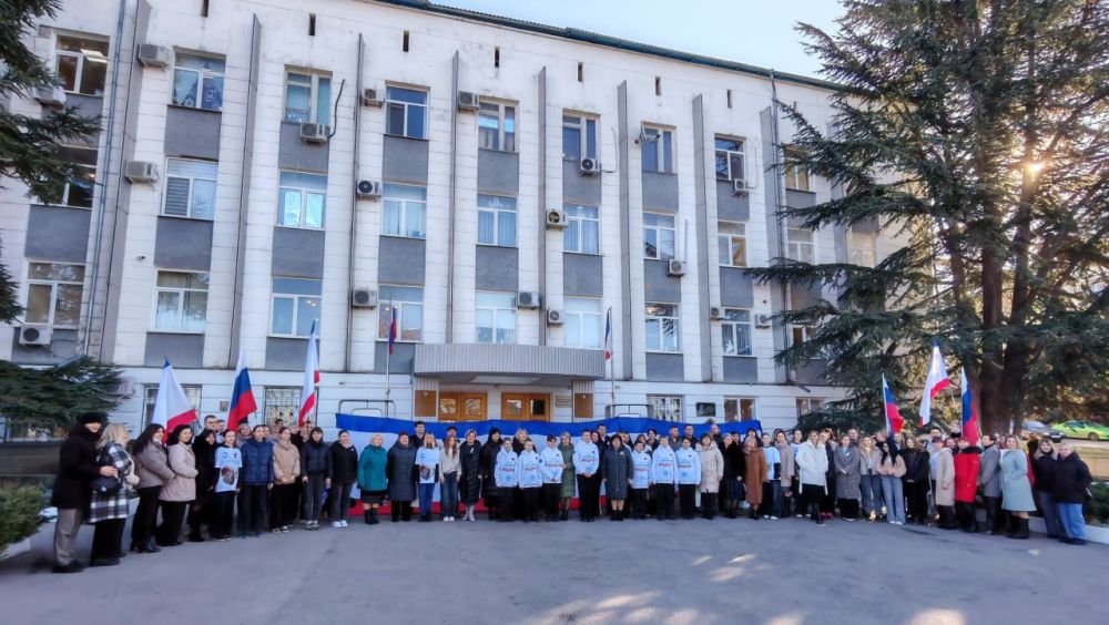 Ольга Урайкина: Сегодня перед зданием администрации Бахчисарайского района состоялся торжественный флешмоб, посвящённый Дню Республики Крым Ольга Урайкина: Сегодня перед зданием администрации Бахчисарайского района состоялся торжественный флешмоб, посвящённый Дню Республики Крым