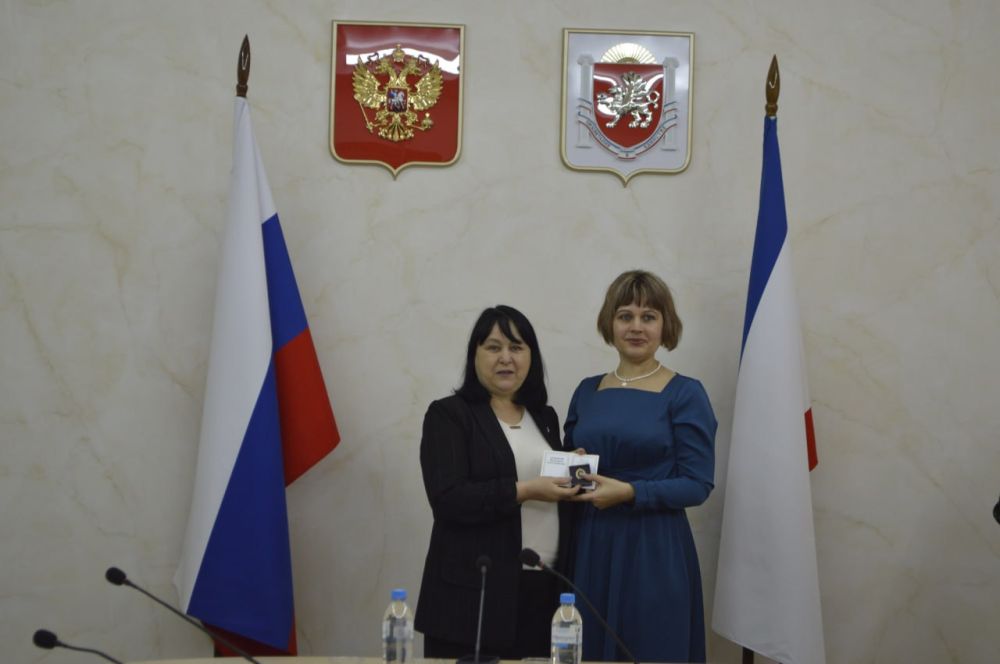 Валентина Лаврик: В День Республики Крым 48 педагогов крымских школ получили заслуженные знаки отличия, звания и нагрудные знаки от Министерства просвещения РФ Валентина Лаврик: В День Республики Крым 48 педагогов крымских школ получили заслуженные знаки отличия, звания и нагрудные знаки от Министерства просвещения РФ