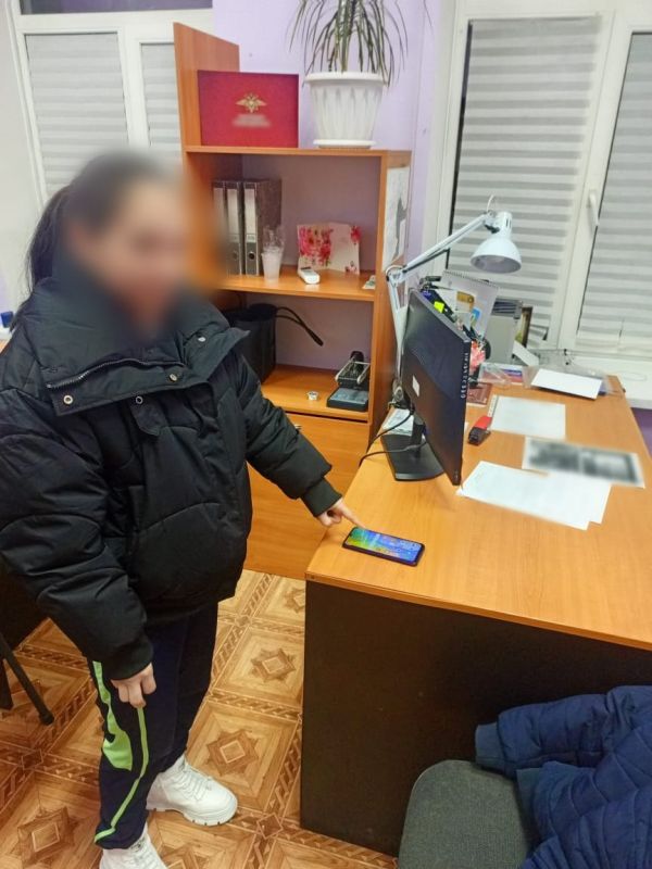 Собутыльница украла смартфон у подруги в Крыму Собутыльница украла смартфон у подруги в Крыму