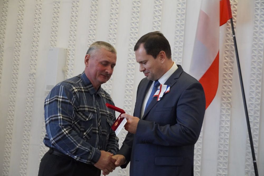 В Керчи прошло торжественное собрание, посвященное Дню Республики Крым, в котором приняли участие глава муниципального образования Денис КОЛЕСНИК, глава администрации Керчи Олег КАТОРГИН, депутат Государственного Совета РК... В Керчи прошло торжественное собрание, посвященное Дню Республики Крым, в котором приняли участие глава муниципального образования Денис КОЛЕСНИК, глава администрации Керчи Олег КАТОРГИН, депутат Государственного Совета РК...