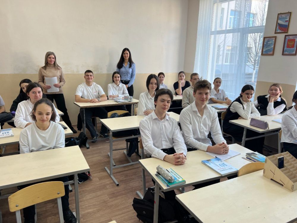 Сотрудники правового управления Минюста Крыма провели тематический классный час для учащихся 10 класса «МБОУ СОШ №7 им. А.В. Мокроусова г. Симферополя», посвящённый Дню Республики Крым. Сотрудники правового управления Минюста Крыма провели тематический классный час для учащихся 10 класса «МБОУ СОШ №7 им. А.В. Мокроусова г. Симферополя», посвящённый Дню Республики Крым.