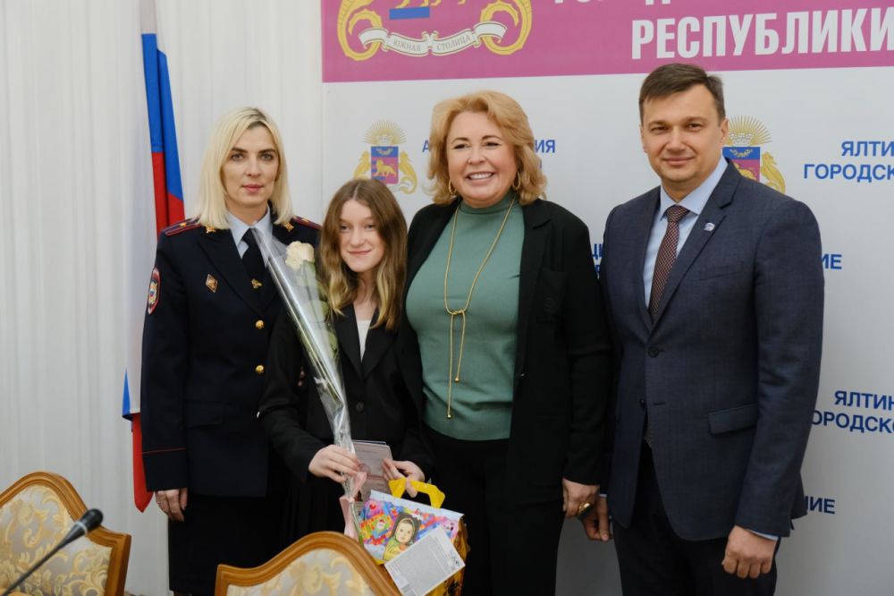 В День Республики в Ялте вручали первые паспорта и чествовали сотрудников администрации В День Республики в Ялте вручали первые паспорта и чествовали сотрудников администрации
