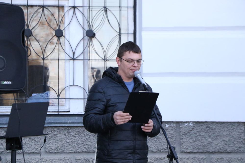Ольга Урайкина: Сегодня перед зданием администрации Бахчисарайского района состоялся торжественный флешмоб, посвящённый Дню Республики Крым Ольга Урайкина: Сегодня перед зданием администрации Бахчисарайского района состоялся торжественный флешмоб, посвящённый Дню Республики Крым