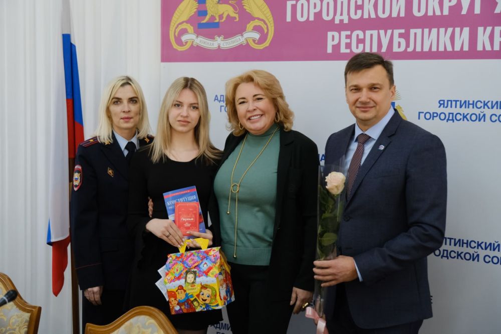 В День Республики в Ялте вручали первые паспорта и чествовали сотрудников администрации В День Республики в Ялте вручали первые паспорта и чествовали сотрудников администрации