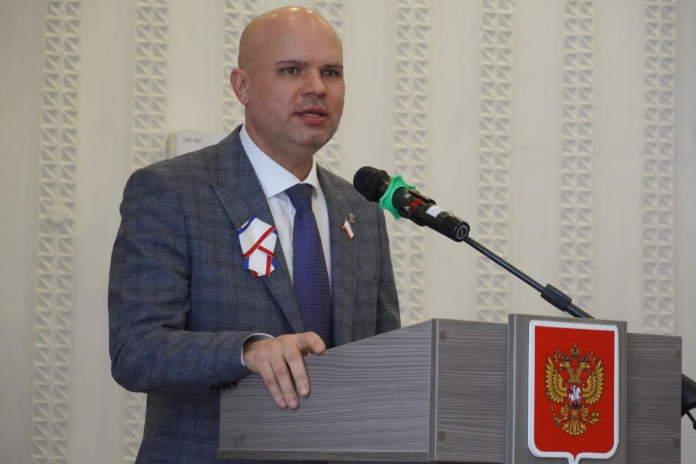 В Керчи прошло торжественное собрание, посвященное Дню Республики Крым, в котором приняли участие глава муниципального образования Денис КОЛЕСНИК, глава администрации Керчи Олег КАТОРГИН, депутат Государственного Совета РК... В Керчи прошло торжественное собрание, посвященное Дню Республики Крым, в котором приняли участие глава муниципального образования Денис КОЛЕСНИК, глава администрации Керчи Олег КАТОРГИН, депутат Государственного Совета РК...